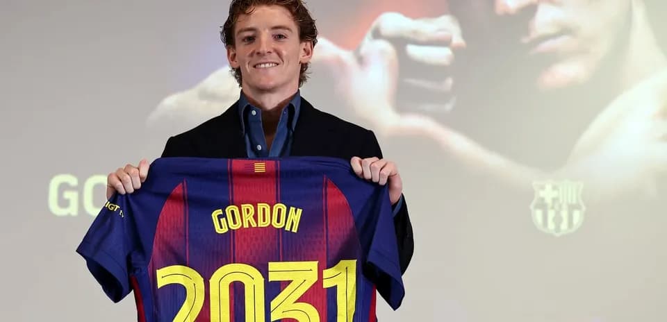 Jugador presenta camiseta del FC Barcelona con el número 2031