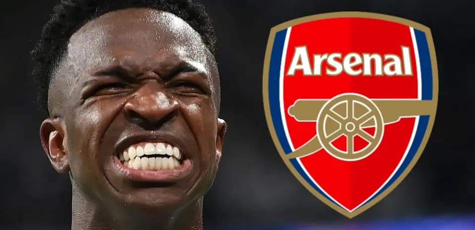 Jugador sonriendo con el escudo del Arsenal