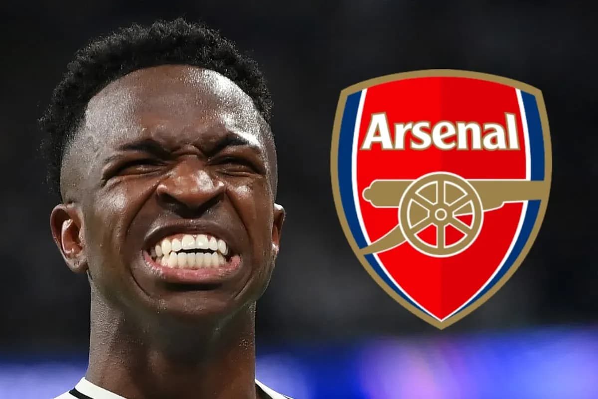 Jugador sonriendo con el escudo del Arsenal
