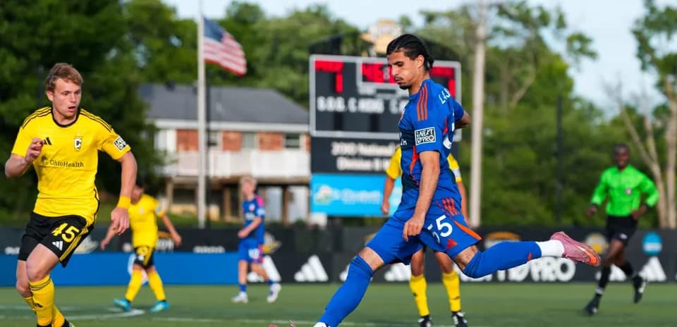 Jugador de FC Cincinnati II ejecutando un tiro