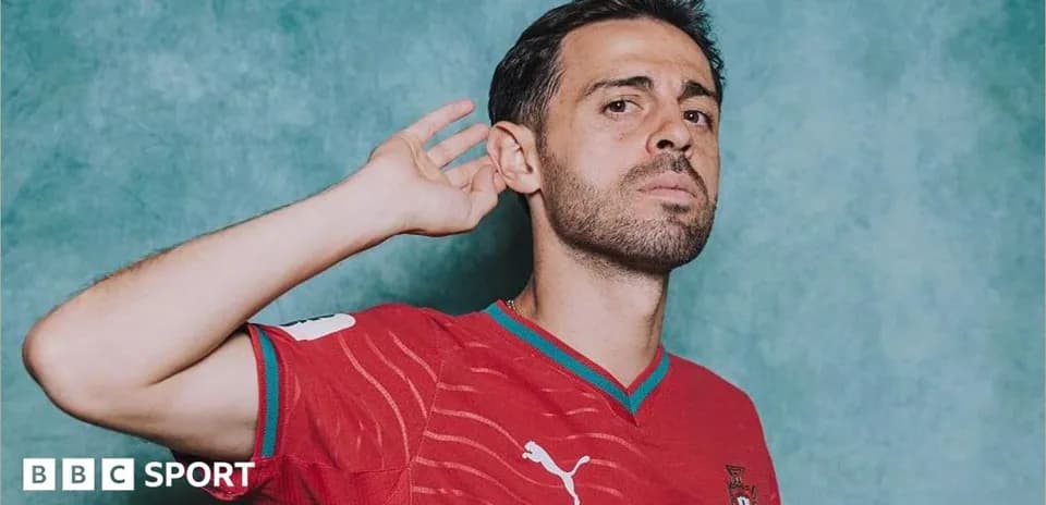 Jugador posando con camiseta de Portugal