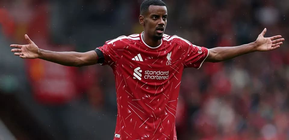 Jugador de Liverpool gesticulando en el campo
