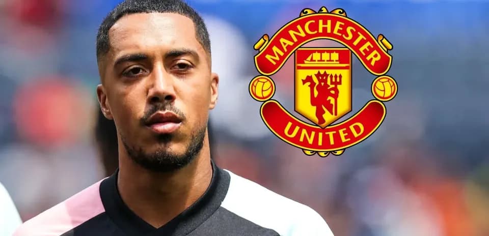 Jugador de fútbol con logo de Manchester United de fondo