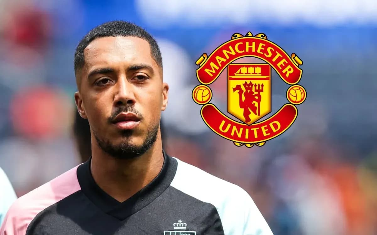 Jugador de fútbol con logo de Manchester United de fondo