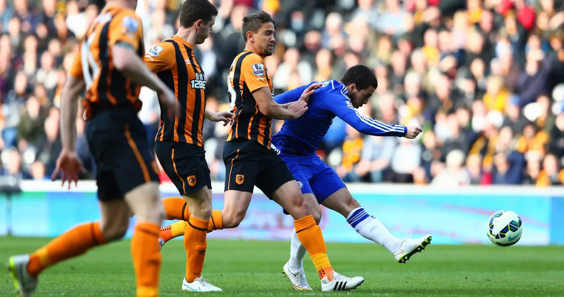 Jugador de Chelsea disparando durante el partido