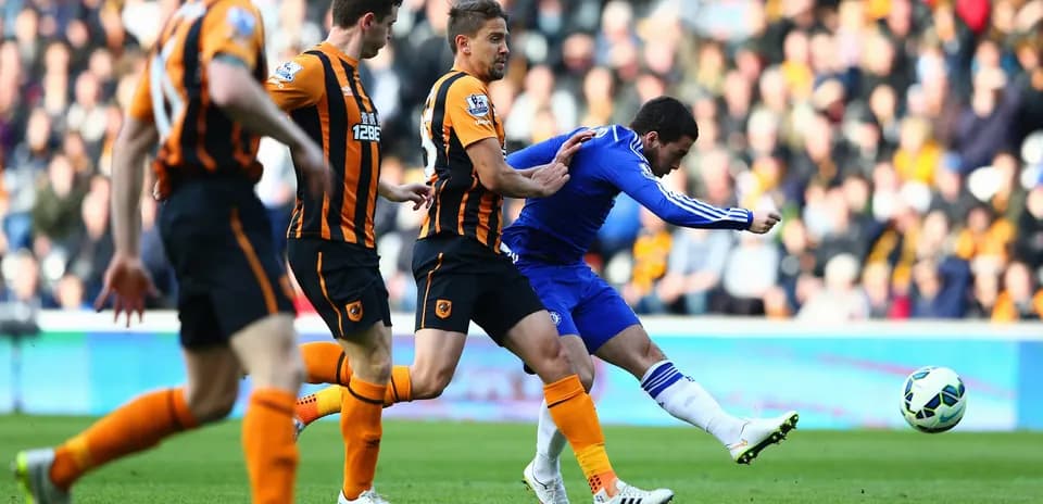 Jugador de Chelsea disparando durante el partido