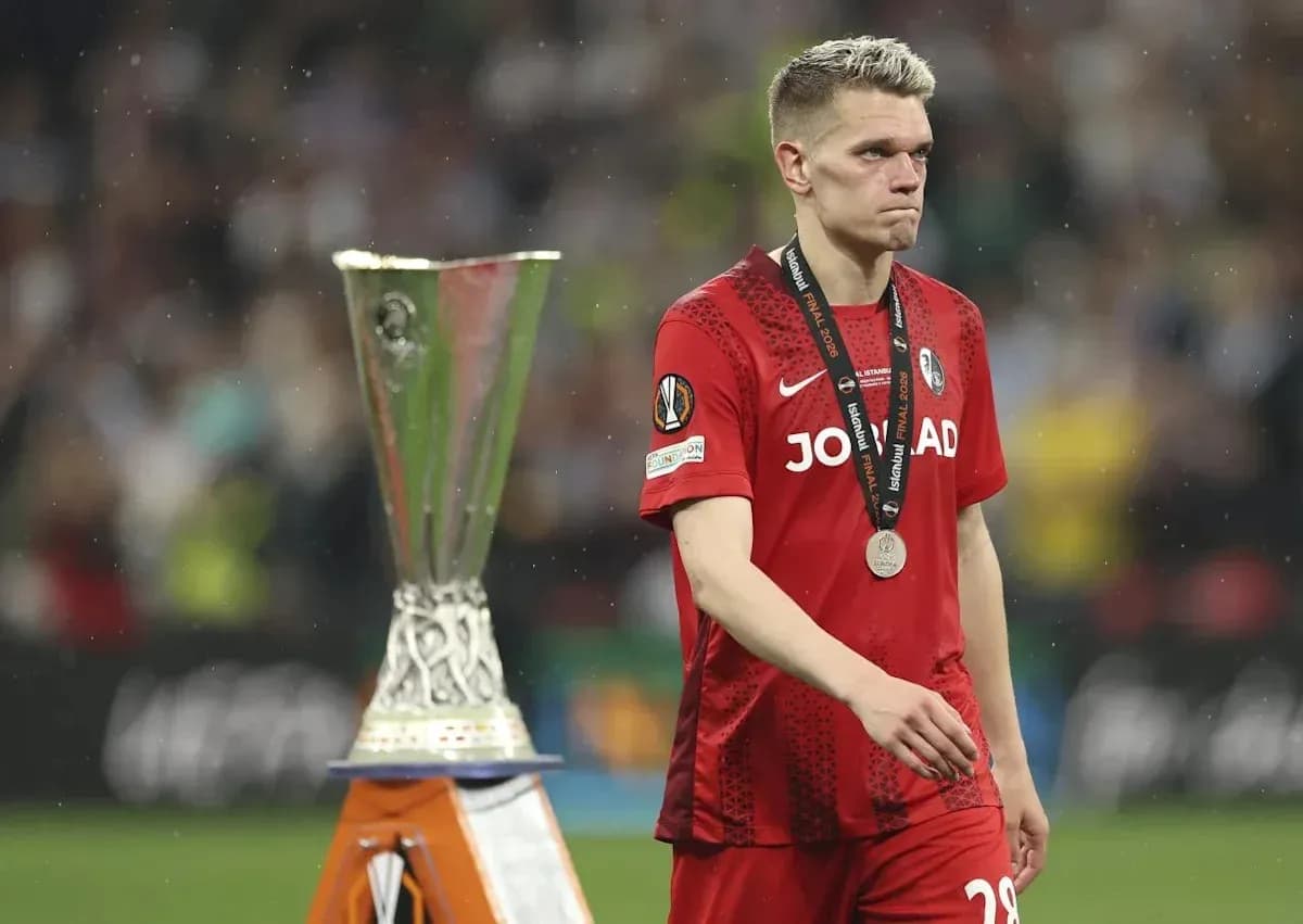 Jugador con medalla caminando junto al trofeo