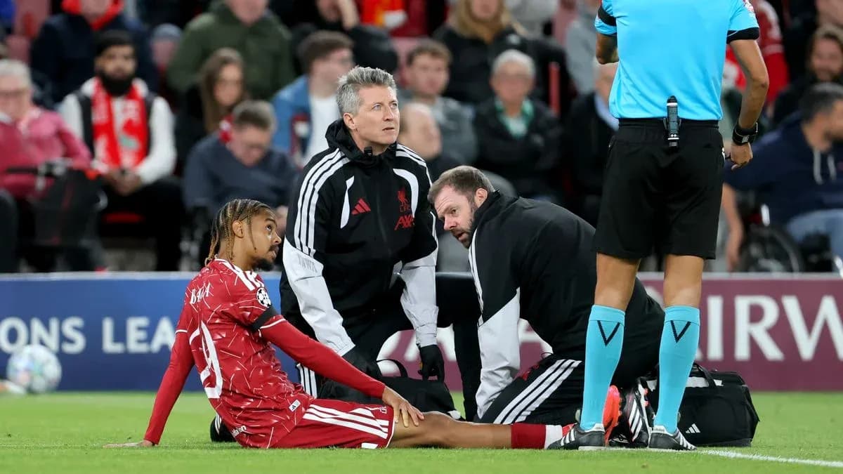 Jugador lesionado recibiendo atención médica en el campo