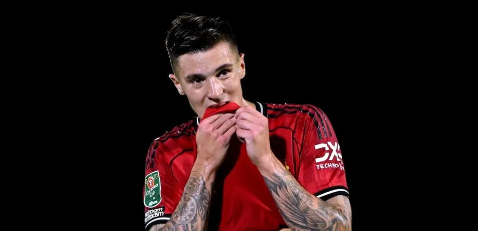 Jugador con camiseta roja sosteniendo su camiseta