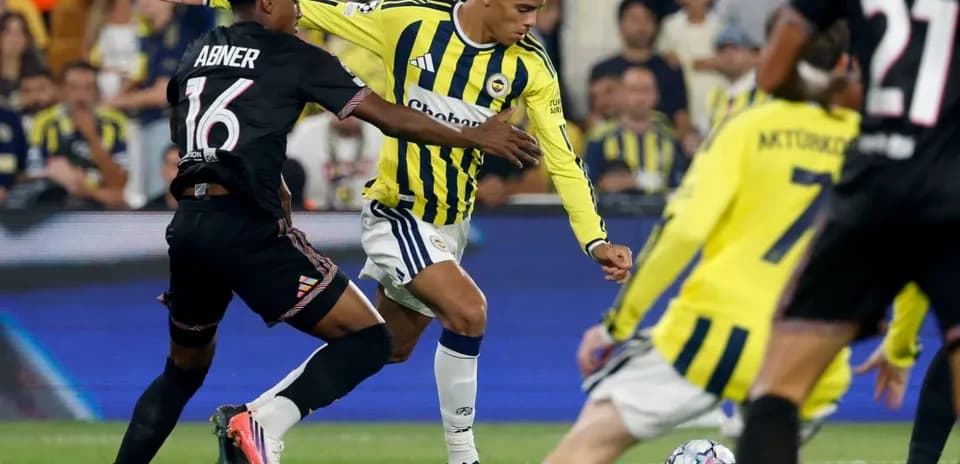 Jugadores de Fenerbahçe y Lyon en acción