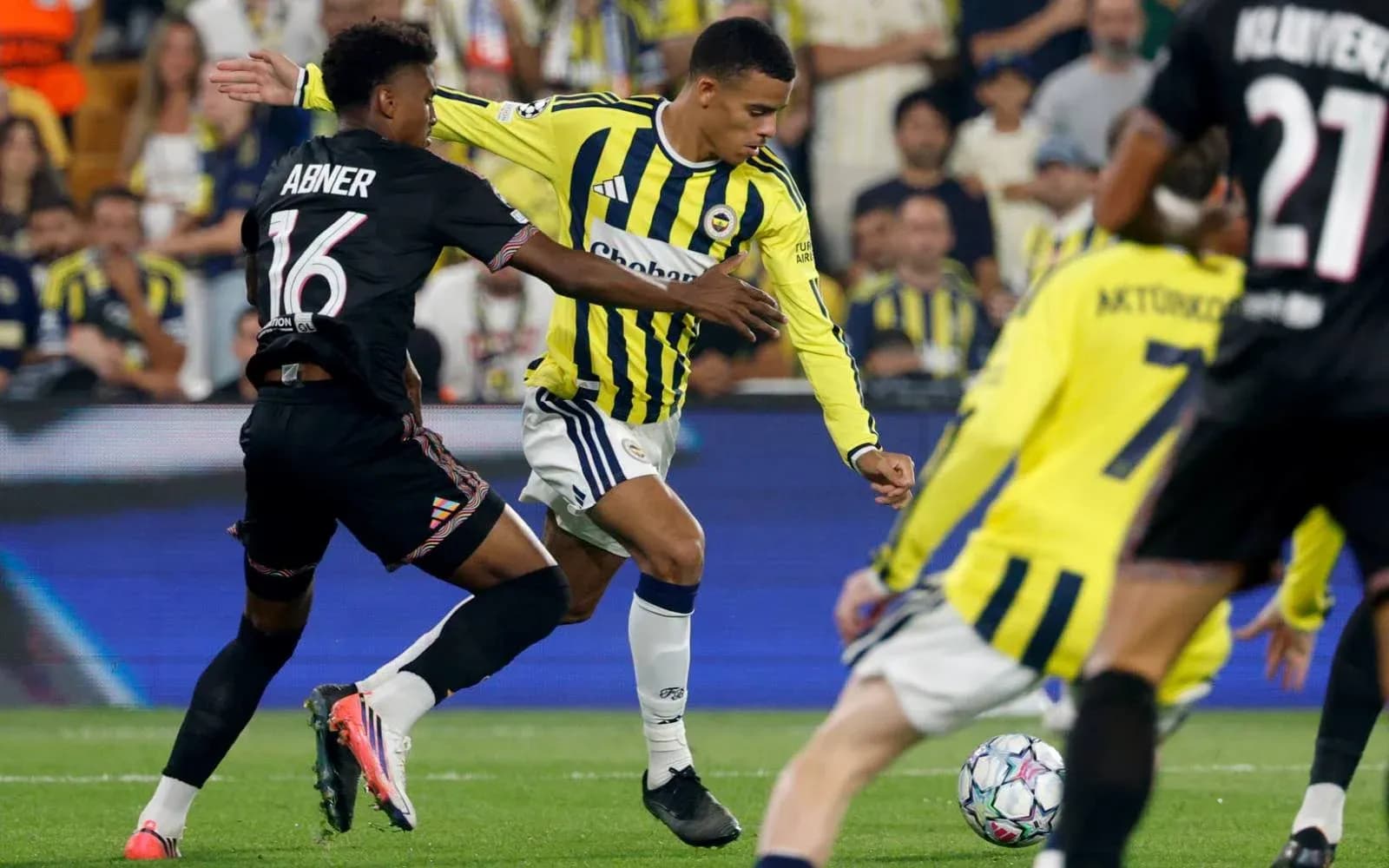 Jugadores de Fenerbahçe y Lyon en acción