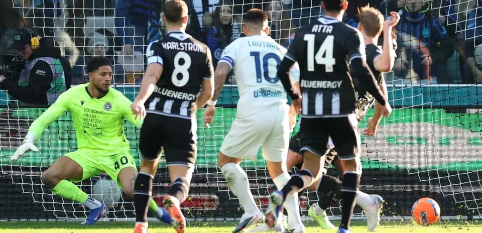 Lautaro Martínez disparando a puerta durante el partido