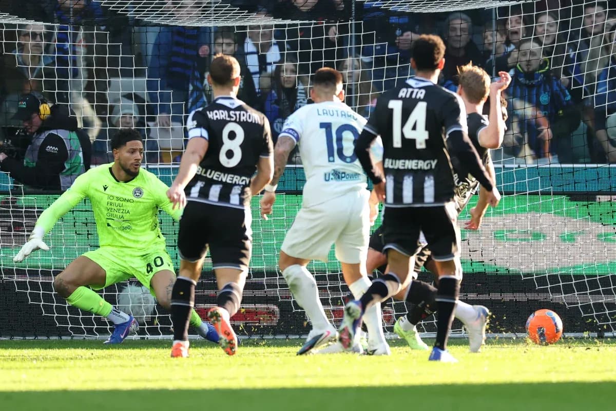 Lautaro Martínez disparando a puerta durante el partido