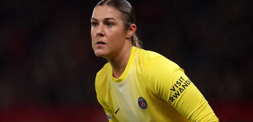 Portera de PSG con uniforme amarillo en acción