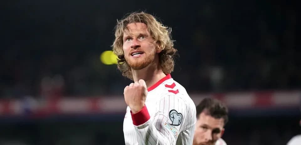 Jugador celebrando con puño en alto durante partido