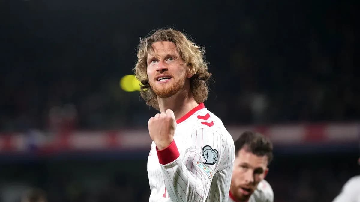 Jugador celebrando con puño en alto durante partido