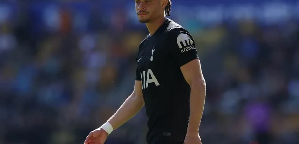 Jugador de Tottenham caminando por el campo