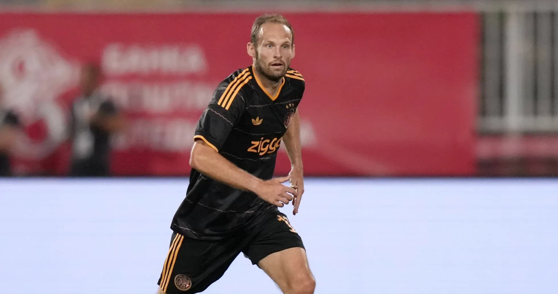 Jugador de Ajax corriendo en el campo de fútbol