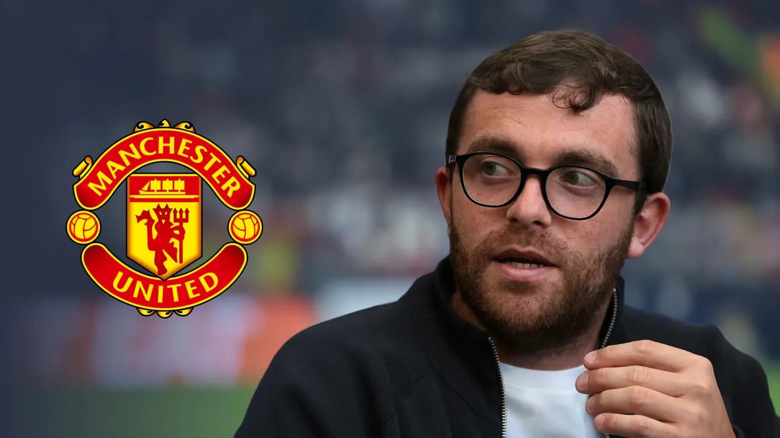 Persona hablando con el logo de Manchester United