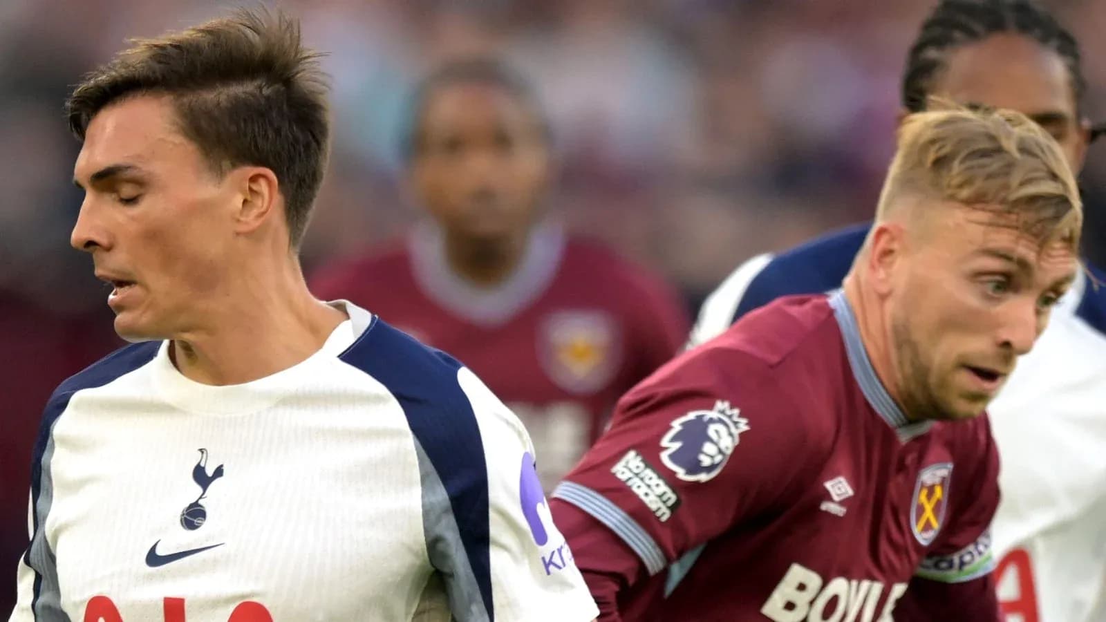 Jugadores de Tottenham y West Ham en acción