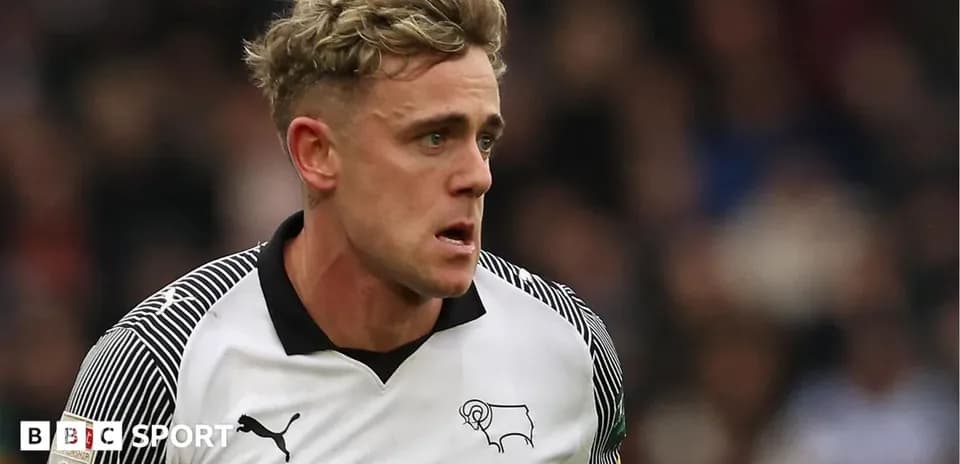 Jugador de Derby County corriendo durante un partido