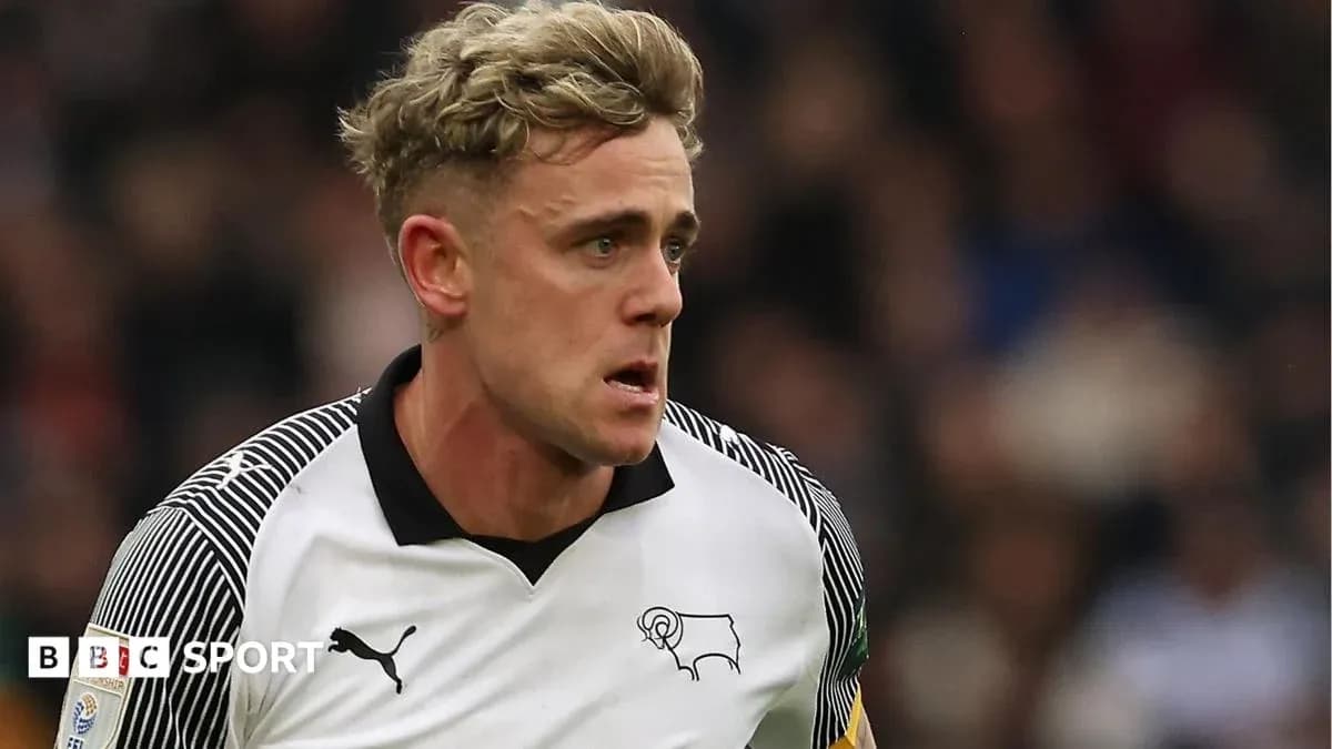 Jugador de Derby County corriendo durante un partido