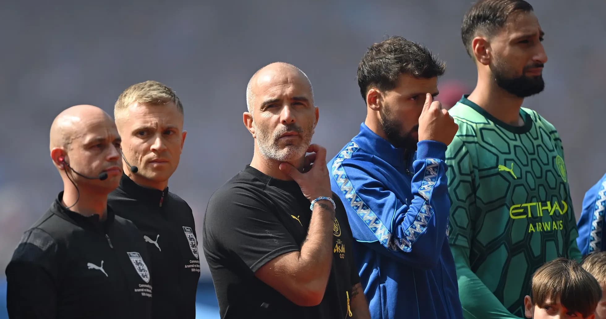 Jugadores y árbitros alineados antes del partido