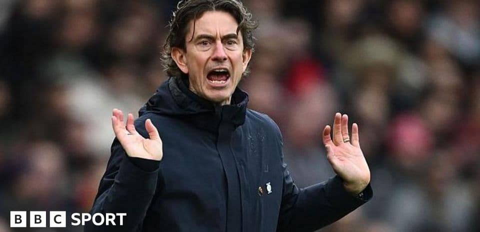 Entrenador dirigiendo a su equipo durante un partido