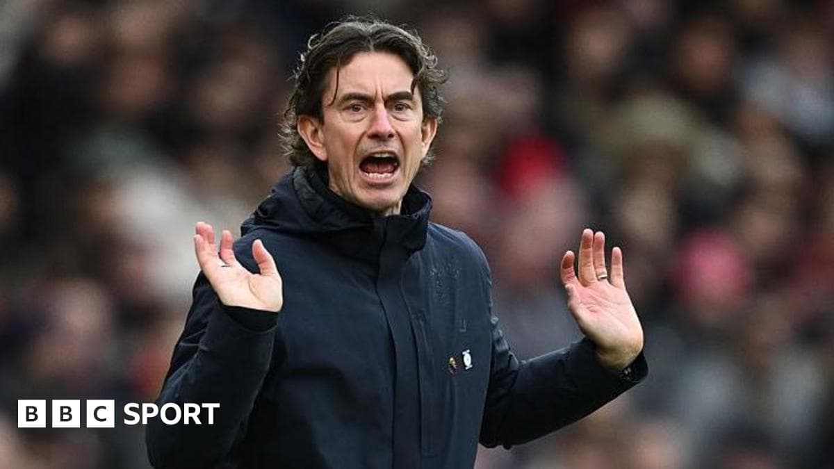 Entrenador dirigiendo a su equipo durante un partido