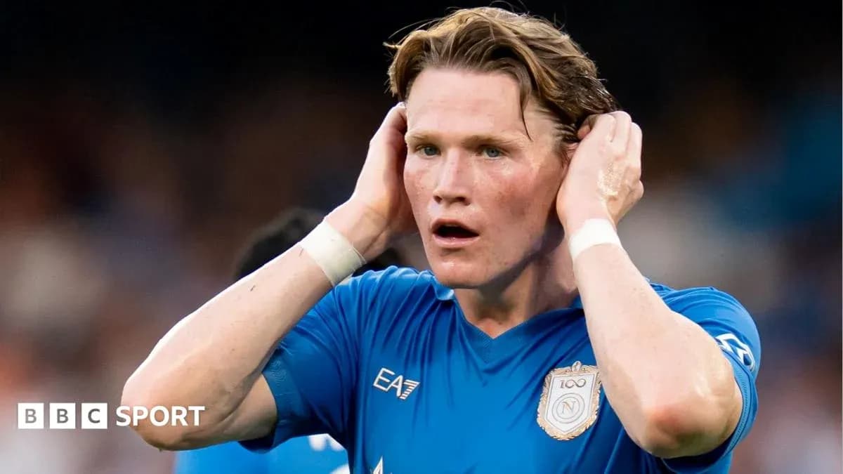 Jugador de fútbol con camiseta azul en acción