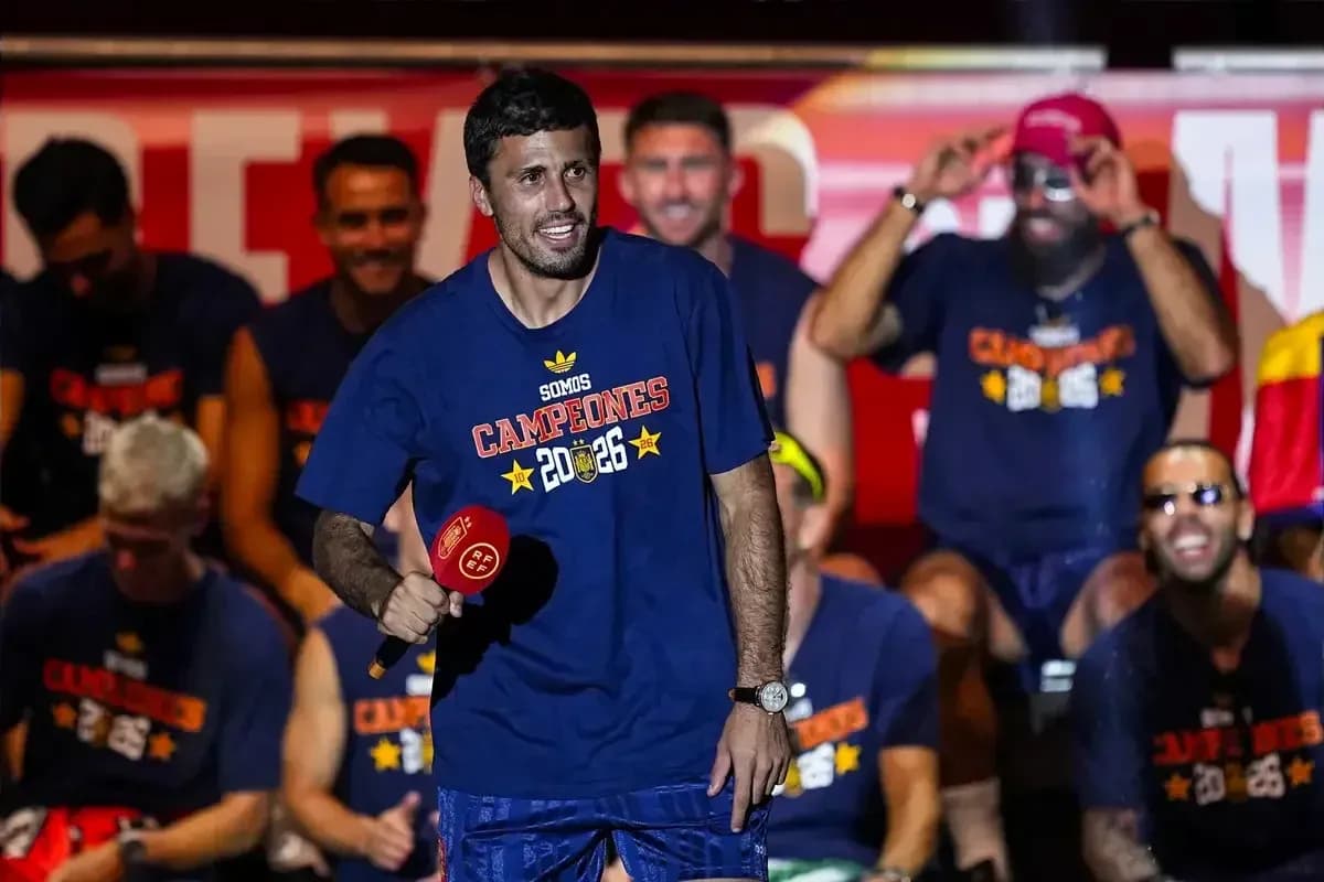 Jugador celebrando con micrófono en evento