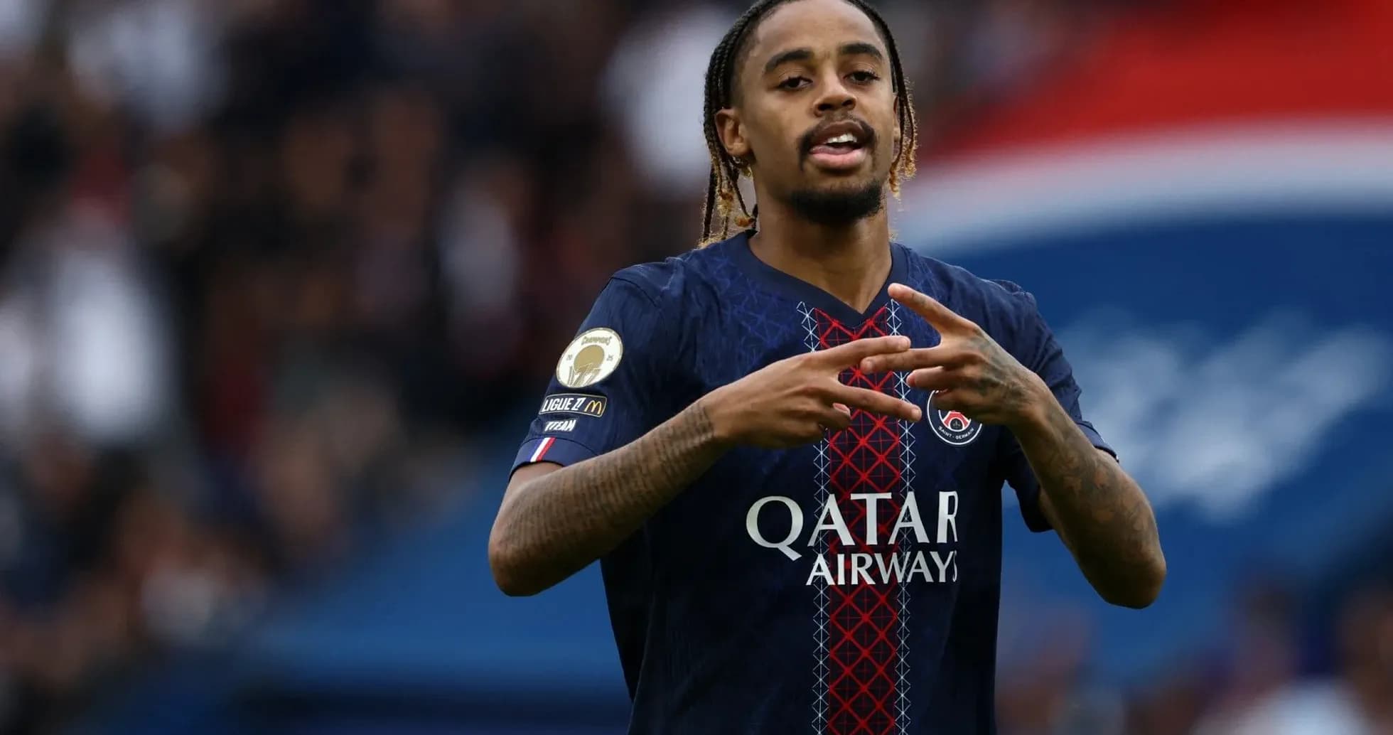 Jugador de PSG haciendo un gesto en el campo