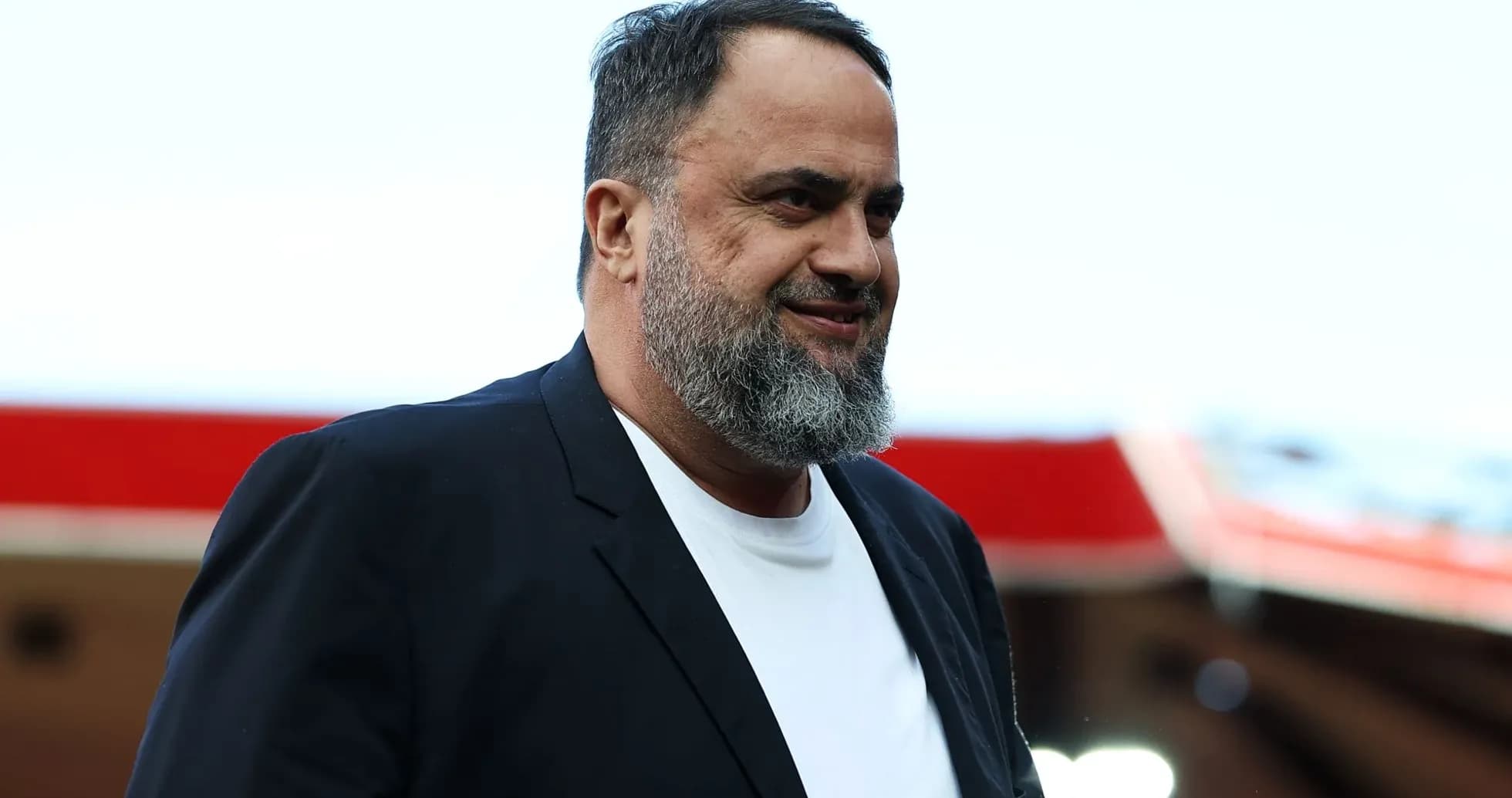 Hombre con barba caminando en un estadio