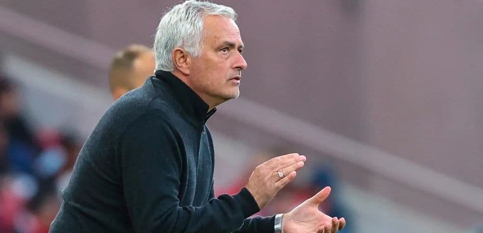 Entrenador dirigiendo desde la línea de banda