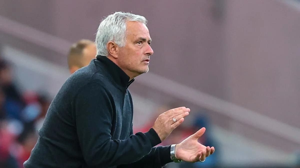 Entrenador dirigiendo desde la línea de banda