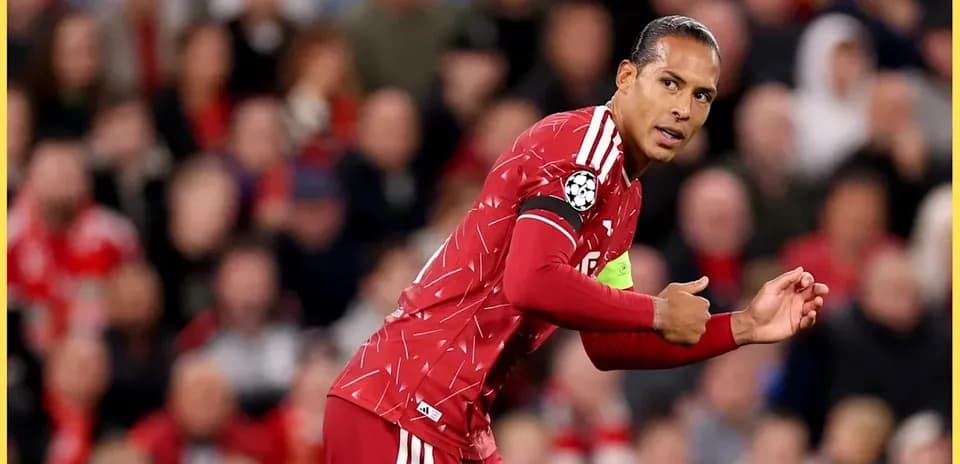 Jugador señalando durante partido de fútbol
