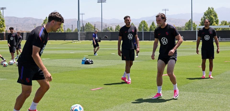 Jugadores de EE. UU. entrenando en el campo