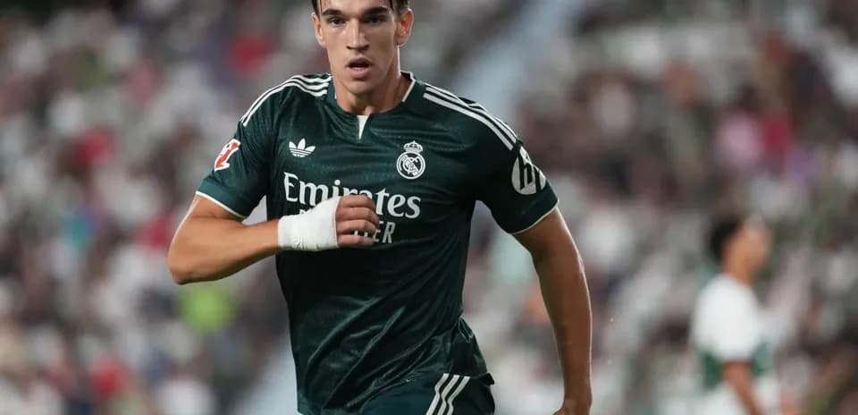 Jugador de Real Madrid corriendo en el campo de fútbol