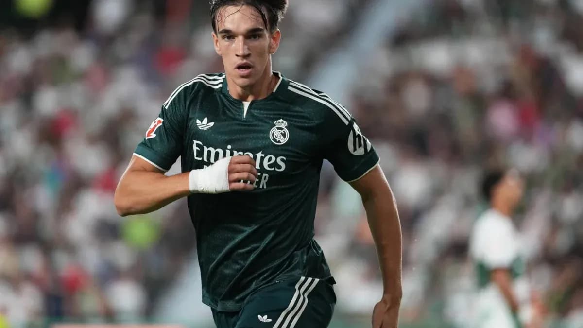 Jugador de Real Madrid corriendo en el campo de fútbol