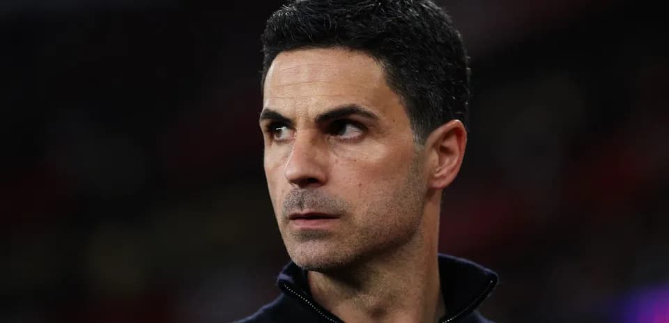 Entrenador observando el partido desde la línea de banda