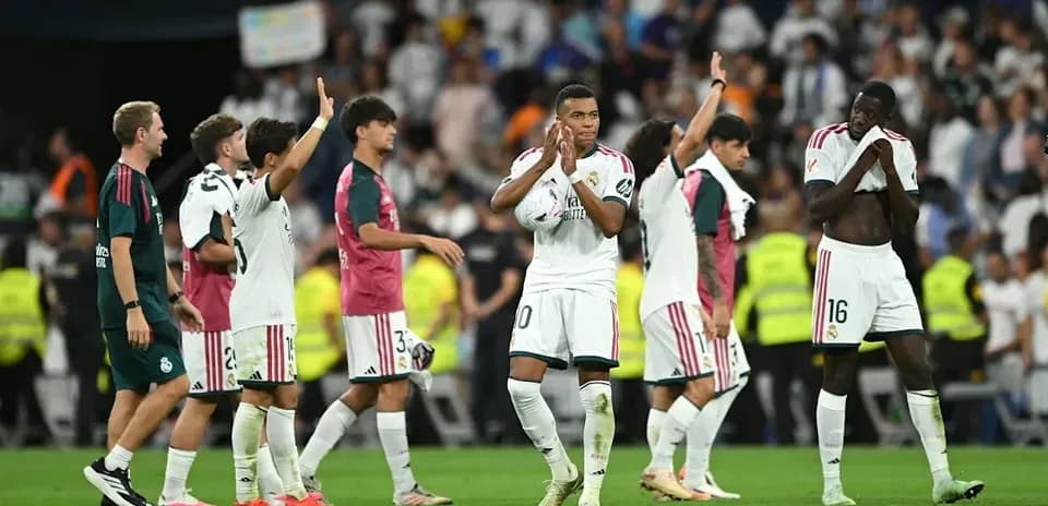 Jugadores de Real Madrid saludando a la afición