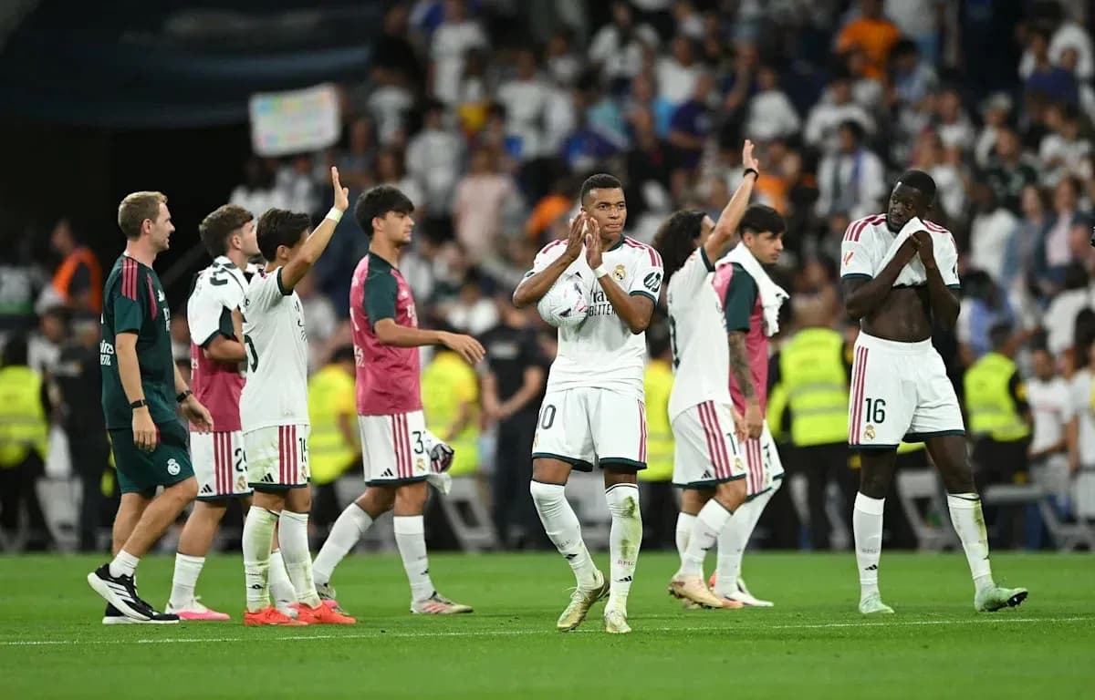 Jugadores de Real Madrid saludando a la afición