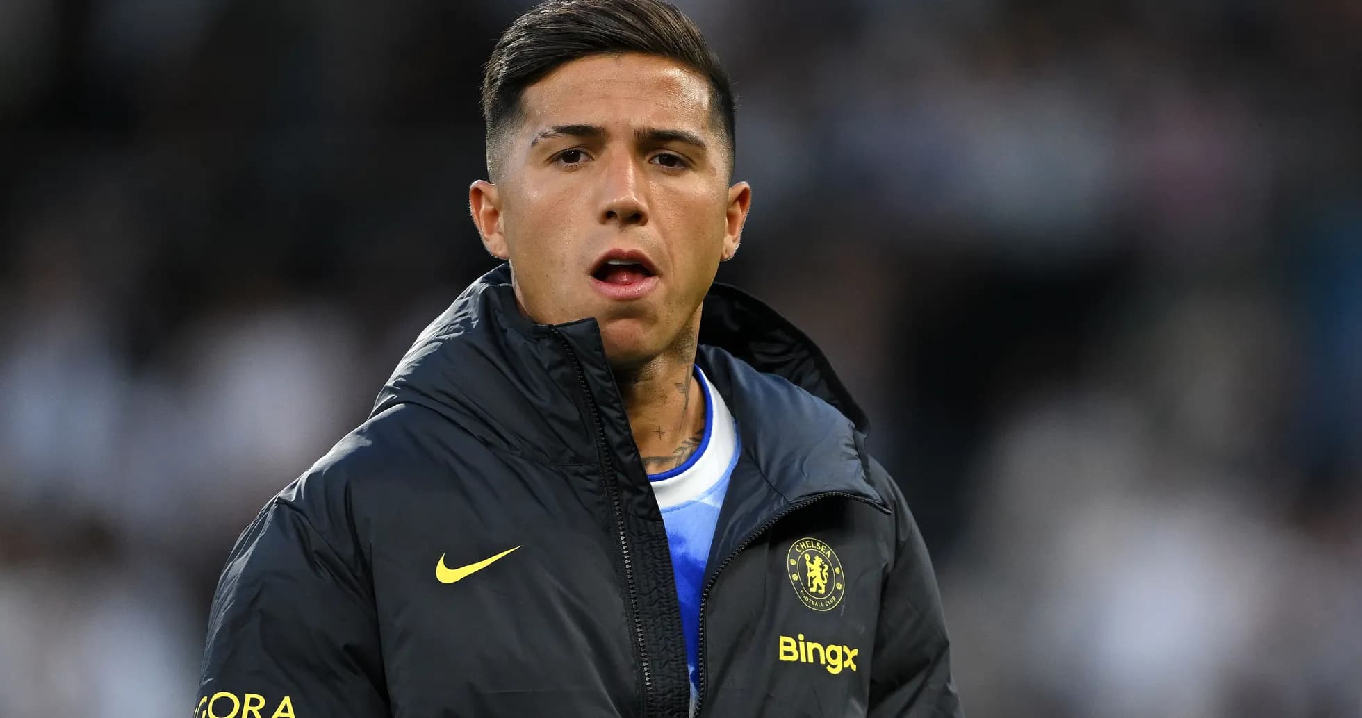 Jugador de Chelsea en la línea de banda