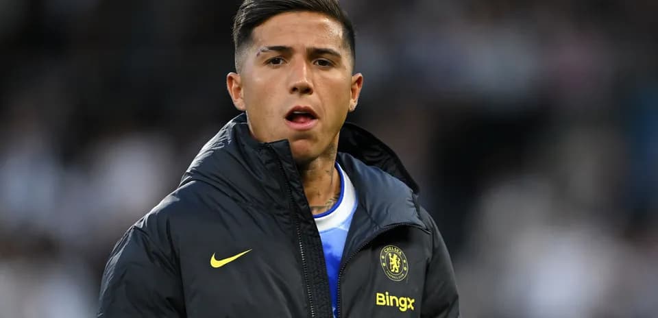 Jugador de Chelsea en la línea de banda