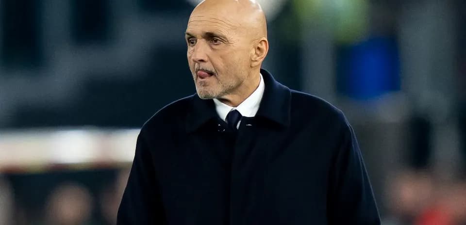 Entrenador en el campo durante un partido
