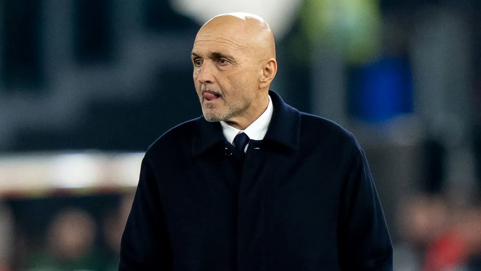 Entrenador en el campo durante un partido