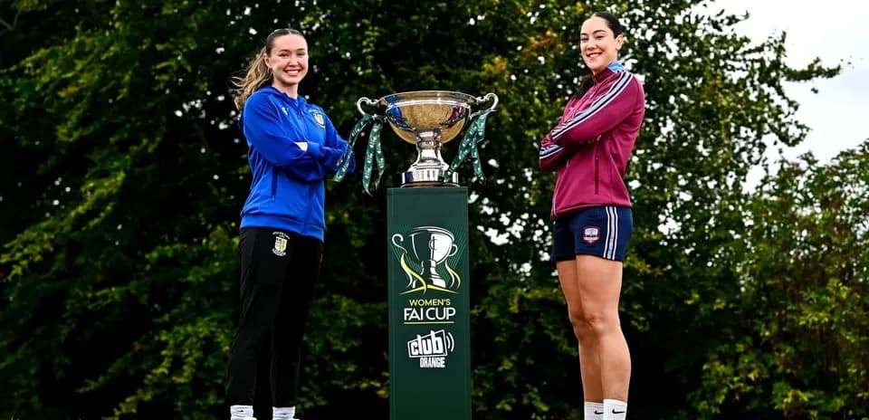 Jugadoras posando junto al trofeo de la Copa FAI femenina