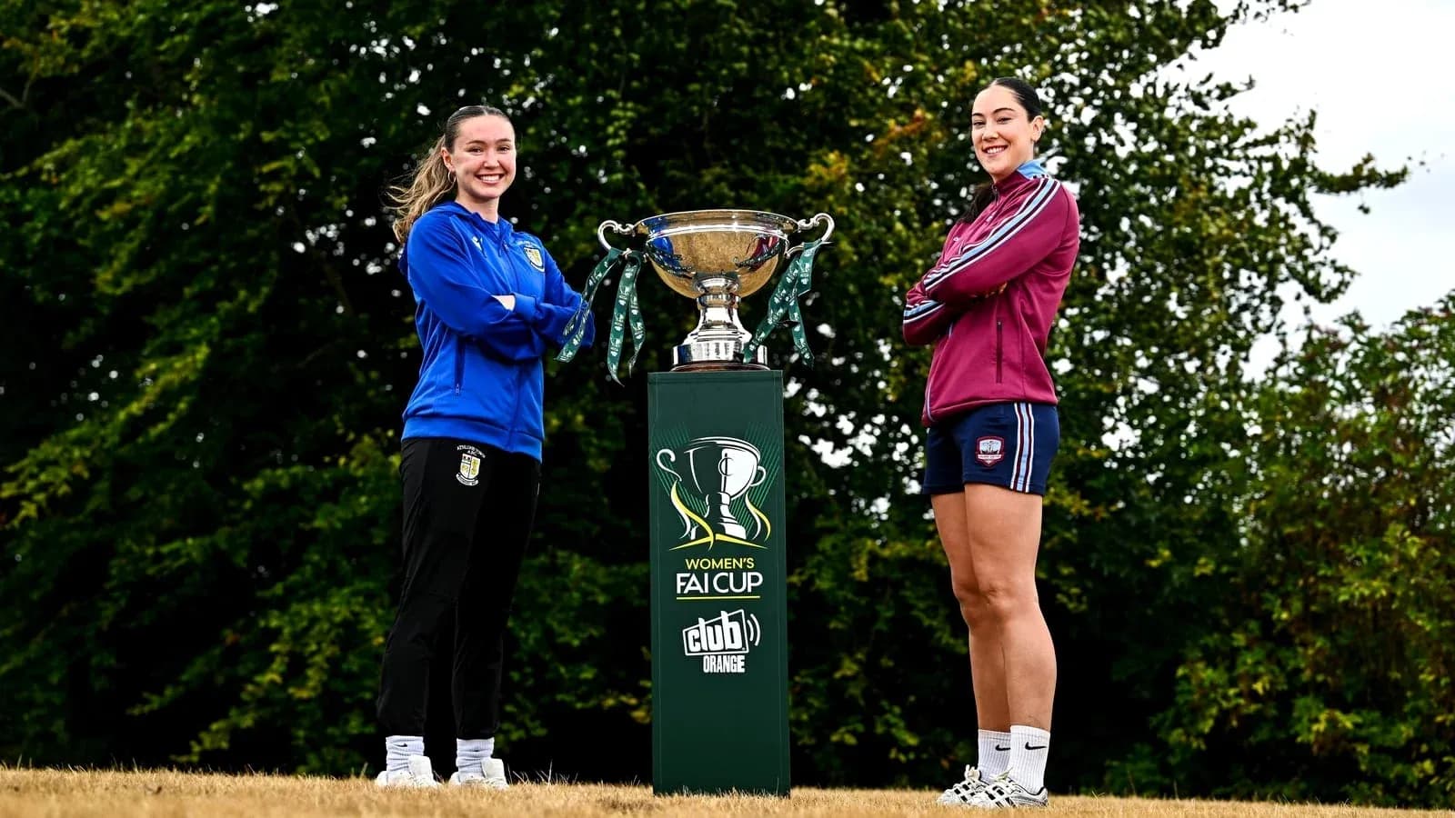 Jugadoras posando junto al trofeo de la Copa FAI femenina