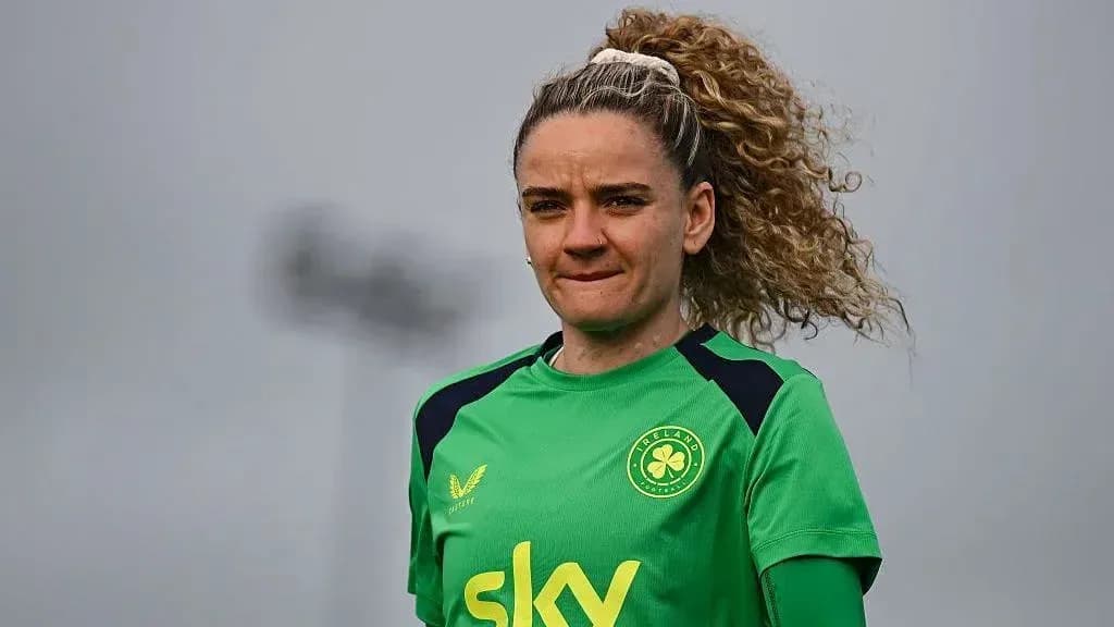 Jugadora de fútbol con uniforme verde en entrenamiento