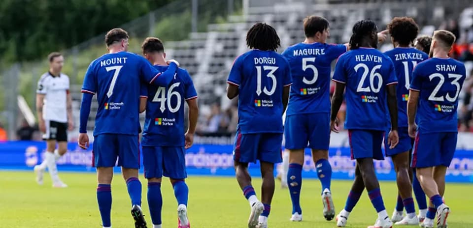 Jugadores celebrando juntos en el campo de fútbol